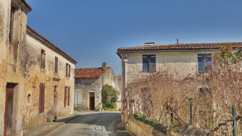 HDRtist HDR - http://www.ohanaware.com/hdrtist/